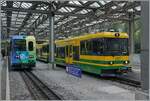 In Lauterbrunnen steht links im Bild ein WAB bunter  Pano -Triebzug und recht der Steuerwagen Bt 281 des Wengern-Pendelzuges.