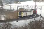 425 308-4 und 182 561-1 von Siemens Dispolok mit SBB EC bei Lonsee am 13.02.2009.