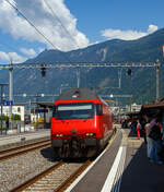 Die SBB Re 460 069-8  Verkehrshaus  (91 85 4 460 069-8 CH-SBB) fährt am 26 Mai 2023, mit dem IR 90 von Brig nach Genève-Aéroport (Umlauf IR 1724), in den Bahnhof Martigny ein.