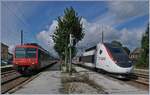 Ein TGV POS nach Lausanne vermittelt Anschluss an den SBB NPZ nach Neuchâtel.