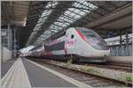 Der  Olympia  - TGV Rame 4718 steht in Lausanne zum Einsteigen bereit. Der Hochgeschwindigkeitzug wird als TGV Lyria 9774 um 13:45 nach Paris Gare de Lyon (an 17:42) abfahren. Er wird unterwegs Gen�ve, Bellegarde-sur-Valserine und Bourg-en-Bresse bedienen. 2. September 2024