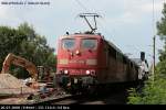 Railion 151 110-4 mit unbekannter Schwesterlok am Bü Erkner (26.07.2008).