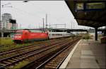 DB Fernverkehr 101 076-8  Unsere Zge schonen die Umwelt  ist bei trben und regnerischem Wetter mit Leerpark zum Betriebswerk Rummelsburg unterwegs (Berlin Warschauer Str, 18.07.2009)