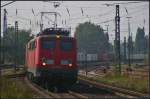 Aus dem Gegenlicht kommt EGP 139 285-1 mit einem Container-Zug am 05.09.2014 durch Uelzen