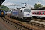Metrans Lok 386 003-8 aufgenommen bei der Durchfahrt des Bahnhofes von Bratislava, mit ihrem G�terzug.