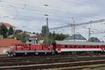 Am 17 September 2024 rangiert ZSSK 210 011 ein Reisewagen in Bratislava hl.st.