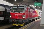 Vectron  383 104-7, wird in k�rze den Hauptbahnhof von Wien mit ihrem Zug verlassen.