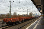 Vierachsiger Drehgestell-Flachwagen, mit Seiten- und Stirnwandklappen und mit Drehrungen, 31 56 3938 518-8 SK-CWAG, der Gattung Res, der slowakischen Vermietungsfirma Cargo Wagon a.s., am 14 Februar