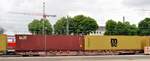 Containerwagen 33 56 4576-x06-1 TEN SK-RC W Sggnss, beladen mit 2x 40 Fuß Container  Beacom  und  MSC Mediterranean Shipping Co  in Ulm am 11.05.2023.
