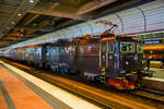 Die SJ Rc6U 1382 (S-SJ 91 74 1061 382-7), ex SJ Rc5 1382, der SJ - Statens Järnvägar AB (ehemalige Schwedischen Staatsbahnen) hat am 21 März 2019 mit einem Personenzug Stockholm Central