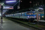 Der Dieseltriebwagen ČD 854 019-7 „Babička“ (Oma) (CZ-ČD 95 54 5 854 019-7) hat am 22.11.2022, mit einem Regionalzug bzw.