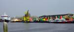 Nicht nur der Vogel hatte einen guten Blick auf die vielen bunten Seezeichen, die im Hafen von Vlissingen auf ihren Einsatz warten, ebenso wie diverse Lotsenboote und Spezialschiffe.