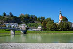 Salzburg am 12.09.2022:  Im Vordergrund fließt die Salzach, darüber führt die Müllnerbrücke (früheren Franz Karl-Gehbrücke), links der nördliche Ausläufer