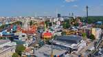 Ausblick aus einer der Kabinen des Riesenrades im Prater in Wien auf das Vergngungsareal am Prater.