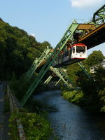 Schwebebahn vom Hardtufer aus gesehen: Wagen 14 am 31.08.16 zwischen Völklinger Str.