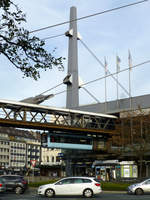 Über die imposante Brücke am Alten Markt schwebt GTW 05 Richtung Vohwinkel, 9.10.18.