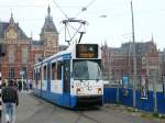 GVBA TW 819 Middentoegangsbrug, Amsterdam Centraal Station 08-05-2013.