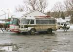 PAZ-672 Bus mit dahinter ein LAZ-695, Sambir Busbahnhof 09-03-2004.