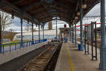 Die sehr schöne denkmalgeschützte Bahnsteigüberdachung vom Kopfgleis 1 vom Bahnhof Karlovy Vary (Horním nádražím) / Karlsbad (Oberer Bahnhof), hier am 17.04.2023.