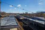 Blick von der Fugngerbrcke auf den Bahnhof Karlovy Vary (Hornm ndram) / Karlsbad (Oberer Bahnhof), hier am 19.04.2023.