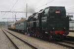 Am grauen Morgen von 27 September 2025 treft 464.202 mit einer der 30 Sonderzüge von das Spektakel STEAM56 in Benesov u Prahy ein.