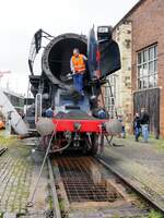CD 498 104 beim Reinigen der Rauchkammer beim 8. Dampfloktreffen in Dresden Altstadt am 15.04.2016.