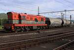 Ex-KDS 770 529 schleppt am Nachmittag von 27 Mai 2025 zweri Getreidewagen durch Decin hl.n. nach Decin-Vychod.