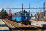 Am Zugschluss des gemischten Gterzuges der   Tranzisto  742 300-7 der ČD Cargo am 19.04.2023 bei der Zugdurchfahrt Karlovy Vary (Karlsbad), die beiden „kalten“ elektrischen Zweisystemlokomotiven 363 530-7 und 363 524-0(CZ - ČDC 91 54 7 363 530-7 und CZ - ČDC 91 54 7 363 524-0). 

Die Loks vom Typ KODA 71 Em sind modernisierte universelle Zweisystemlokomotive, die durch den Umbau aus den Gleichstromlokomotiven der ČSD-Baureihe 163 (E 499.3) entstanden. 

koda Transportation modernisierte fr die ČD Cargo 30 Lokomotiven vom Typ 71 E (BR 163, ex BR E 499.3), die in der Mitte der 1980er Jahre hergestellt wurden.  Die Hauptnderung im Rahmen der Umgestaltung zu dem neueren Typ 71 Em ist das Zweisystem, dank dem die Lokomotive nicht nur unter einer Spannung von 3 kV DC, sondern neu auch von 25 kV 50 Hz AC fahren kann. Die durchgefhrte Rekonstruktion wird die physische sowie die technologische Lebensdauer der ursprnglichen Loks um bis zu 20 Jahren verlngern.

Es erhhte sich beispielsweise die Leistung in beiden Speisesystemen und gleichzeitig verbraucht die Lokomotive 71 Em dank der Energierckgewinnung zurck ins Netz viel weniger Strom. Der Fhrerstand ist voll klimatisiert. Die BR 363.5 erfllt die smtlichen anspruchsvollen technologischen Parameter sowie die neuesten europischen Sicherheitsvorschriften. Die Lokomotiven sind neben dem Betrieb auf tschechischen Strecken auch fr den Betrieb in der Slowakei und in Ungarn homologiert. Die als Baureihe 363.5 bezeichneten Loks sind derzeit die strksten Maschinen bei CD-Cargo.

TECHNISCHE DATEN:
Hersteller: koda in Pilsen (Urlok und Umbau)
Umbaujahre: 2011 bis 2013
Anzahl: 30 Stck
Spurweite: 1.435 mm (Normalspur)
Achsformel: Bo’Bo’
Lnge ber Puffer: 16.800 mm
Breite: 2.940 mm
Drehzapfenabstand: 8.300 mm
Achsabstand im Drehgestell:  3.200 mm
Treibraddurchmesser:  1.250 mm (neu)
Kleinster bef. Halbmesser: 120 m
Hchstgeschwindigkeit: 120 km/h
Gewicht: 88 t
Dauerleistung: 3.700 kW
Anfahrzugkraft: 300 kN
Dauerzugkraft: 185,3 kN
Stromsysteme:  3 kV DC und 25 kV/50 Hz AC
