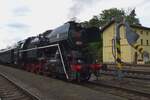 Laubfrosch heisst dieser lok, 464 202 und am 11 Mai 2024 sateht sie mit ein Dampszug in Luzna u Rakovnika.