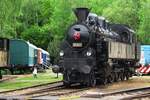 Dampflok 354 195 steht am 13 Mai 2012 ins Eisenbahnmuseum in Luzna u Rakovnika.