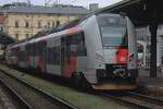 Mit pid-Farben des Stadtverekehrs Prags steht am 26 September 640/641 250 in Praha-Masarykovo.
