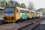 Am Morgen von 10 Mai 2024 steht 814 157 abfahrtbereit in Zelezna Ruda Alzbetín -der Tschechischer Teil des Bahnhofs, welches Deutsches Teil sich Bayerisch Eisenstein nannt. 