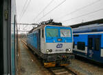 Die ČD 362 046-5 (CZ-ČD 91 54 7 362 046-5) der České dráhy (Tschechische Bahnen) rangiert am 22.11.2022 im Hauptbahnhof Pilsen (Plzeň hlavní nádraží),