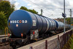 Vierachsiger großvolumiger Wascosa – euro tank car ® 95 m³-Drehgestell-Kesselwagen mit Bremserbühne (95 m³ Mineralöl-Kesselwagen) 33 54 7838 077-7 CZ-WASCO der Gattung Zacns 399.8, der Wascosa AG Luzern (CH) eigestellt in Tschechien, laut Gefahrguttafel/Warntafel 30/1863 beladen mit Düsenkraftstoff (auch bekannt als Kerosin bzw. leichtes Petroleum) hier laut Anschrift mit der Sorte Jet A-1 (NATO Code F-35), am 14 September 2024 im Zugverband (Zugschluss) bei der Zugdurchfahrt in Kirchen (Sieg).

Die Kesselwagen Wascosa – euro tank car ® , Zacns sind für den Transport von Mineralöl-Produkte, als optionale Sicherheitsausstattung besitzen sie Entgleisungsdetektor.

TECHNISCHE DATEN:
Spurweite: 1.435 mm (Normalspur)
Achsanzahl: 4 (in 2 Drehgestelle)
Länge über Puffer: 17.000 mm
Drehzapfenabstand: 11.460 mm
Drehgestelle: Y25 Lsd1(BA 628) , Radsätze BA 004
Achsabstand im Drehgestell: 1.800 mm
Laufraddurchmesser:  920 mm (neu) / 840 mm (abgenutzt)
Eigengewicht: 24.330 kg
Tankinhalt: 95.000 l
Max. Ladegewicht: 65,6 t (Streckenklasse D) 
Höchstgeschwindigkeit: 100 km/h (beladen) / 120 km (leer)
Kleinster befahrbarer Gleisbogen: R 35 m
Bremse: KNORR KE-GP (K)
Bremssohle: Cosid 810 BG 
Handbremse: 20 t
Intern. Verwendungsfähigkeit: TEN GE / G1

Tankcode: L 4 BH
Zul. Betriebsüberdruck: 3,0 bar
L= Tank für Stoffe in flüssigem Zustand (flüssige Stoffe oder feste Stoffe, die in geschmolzenem Zustand zur Beförderung aufgegeben werden)
4= zutreffender Mindestprüfdruck in bar
B = Tank mit Bodenöffnungen mit 3 Verschlüssen für das Befüllen oder Entleeren 
H = luftdicht verschlossener Tank
Werkstoff Tank: Feinkornbaustahl P355N (StE 355)

Das Transportgut Kerosin / Jet A-1 (NATO Code F-35):
Heute wird in der internationalen zivilen Luftfahrt mit Ausnahme der USA fast ausschließlich die Spezifikation Jet A-1 (entspricht der militärischen Bezeichnung JP-1A) mit etwas niedrigerem Gefrierpunkt (−47 °C), aber identischem Flammpunkt und Siedebereich wie Jet A als Flugturbinenkraftstoff verwendet. Der NATO-Code ist F-35. Jet A-1 hat eine Dichte zwischen 0,775 bis 0,825 kg/dm³, einen Flammpunkt von +38 °C und einen Gefrierpunkt von −47 °C.

Quellen: Anschriften und Datenblatt WASCOSA
