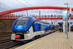 Der ČD „RegioShark“  844 005-9 (CZ-ČD 95 54 5 844 005-9), ein Dieseltriebzug vom Typ PESA LINK II, hat am 18.04.2023 als Os 17138 nach Nove Hamry (Neuhammer) den Bahnhof Karlovy