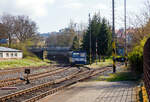 Die zur „RegioMouse“ modernisierte “Chcpk”  (Brotbchse) bzw. der zweiachsige Dieseltriebwagen ČD 810 666-8 (CZ-ČD 95 54 5 810 666-8), ex ČSD M 152.0566, erreicht am 19.04.2023 als Regionalbahn den Bahnhof Karlovy Vary doln ndra (Karlsbad unterer Bahnhof).

Der Dieseltriebwagen wurde 1982 von Vagnka Studnka unter der Fabriknummer  87866  fr die damalige ČSD Československ sttn drhy (Tschechoslowakischen Staatsbahnen als ČSD M 152.0666 gebaut. 