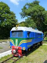 Diesellokomotive TU2 087 der Kindereisenbahn. Strijskij Park, Lviv Ukraine 31-08-2019.

Diesellocomotief TU2 087 van de pionier of kinderspoorweg. Strijskij Park, Lviv, Oekrane 31-08-2019. 