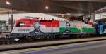 Ungarische Lok 0470 007-0, steht mit ihrem Zug im Hauptbahnhof von Wien. 04.05.2026