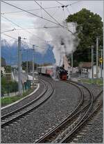 Trotz der modernen Anlage zaubert die G 2/2/2 105 mit ihrem Dampfzug Riviera Belle Epoque etwas historisches Flaire ins Bild, wobei die erhalte kleine Wartehalle und der grosse Baum im Hintergrund