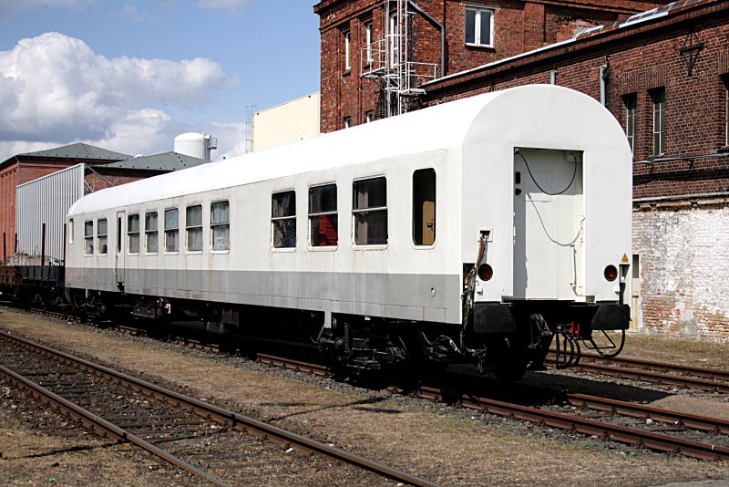 Von Bombardier verwendeter Wagen 51 80 09-85 001-8 Dmzf (Mess) fr Messzwecke. In einem Fenster ist ein  Special Testing -Schild zu sehen (Tag der offenen Tr Bombardier, Hennigsdorf, 16.05.2009).