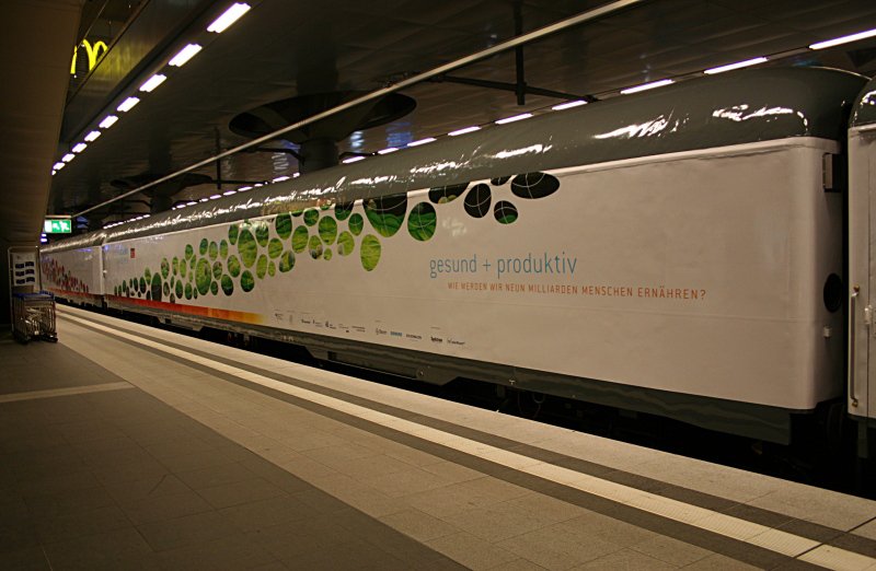Wagen 8 (D-DB 50 80 92-33 301-4 D 997.3) wift die Frage nach auf ob die Nahrung noch f�r alle reicht, Motto  gesund + produktiv  (Berlin Hauptbahnhof, 23.04.2009).