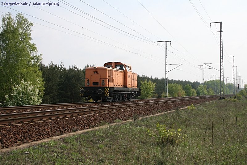 WFL Lok 1 auf ihrem Weg durch die Berliner Wuhlheide (98 80 3345 259-6 D-WFL, ex EVMS, ex Zementwerk Rüdersdorf 9, 23.04.2009).
<br><br>
Update: ++ 12.12.2012 in Neubrandenburg