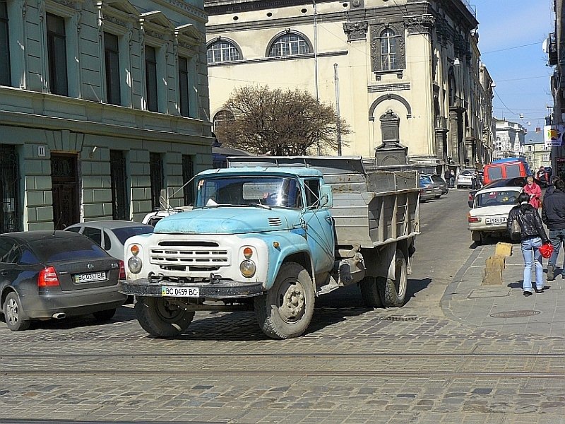 ZIL Kipwagen mit extra rechts noch ein Moskovitch, Lviv 28-03-2008.